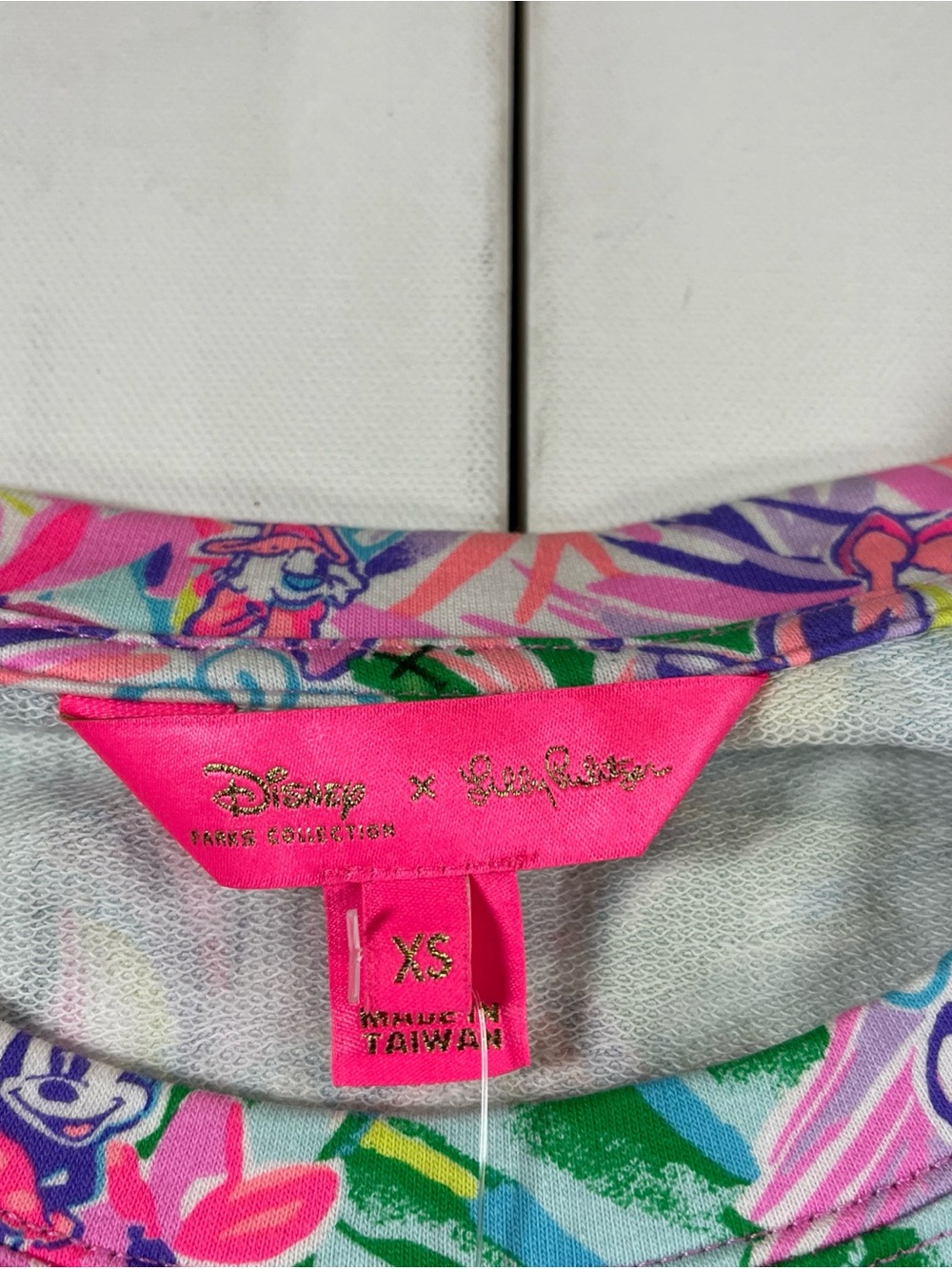 Disney x Lilly Pulitzer Beach Comber Pullover Sweatshirt Minnie Castle Size XS - Picture 10 of 15